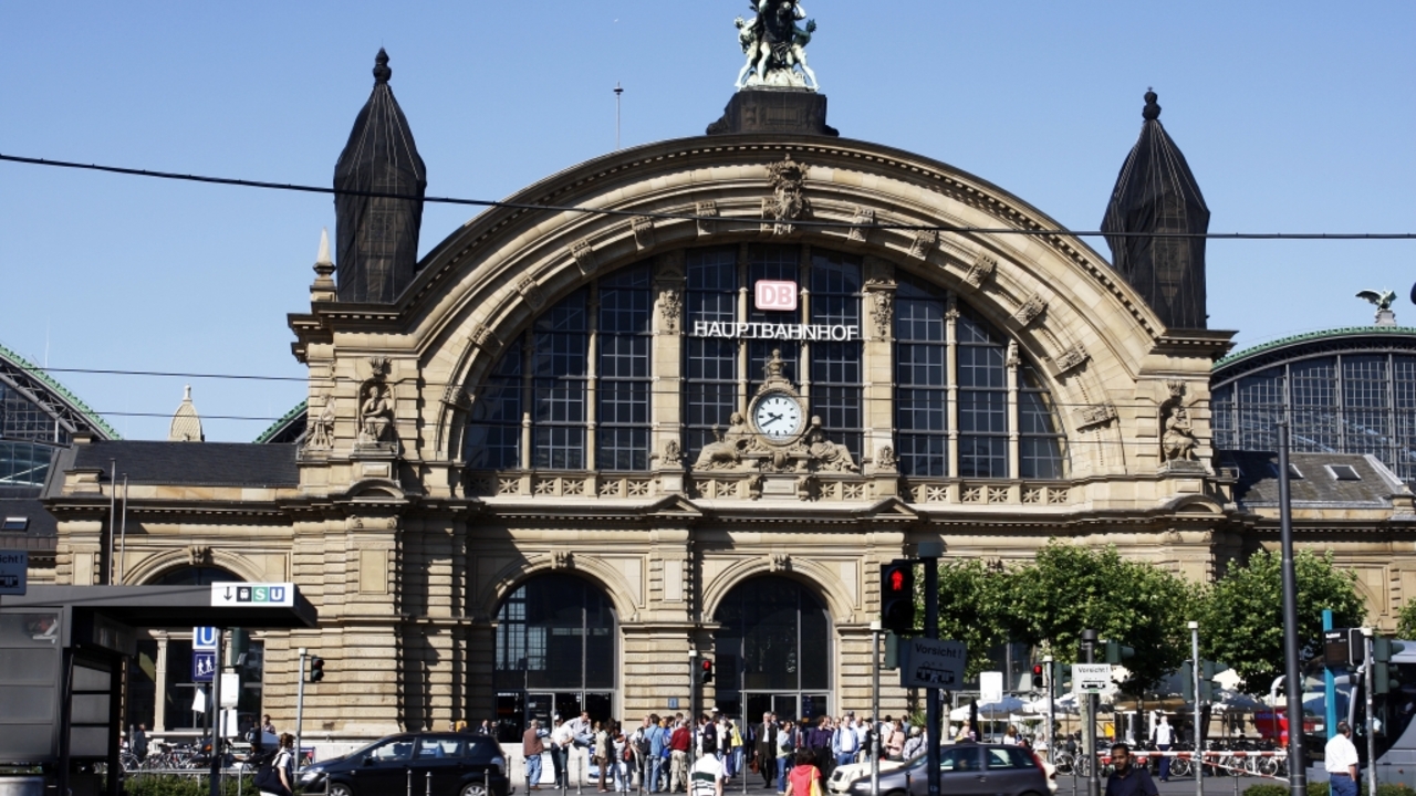 Foto: Ganz ohne Baustellen: So hat der Bahnhofsvorplatz schon lange nicht mehr ausgesehen © Dirk Ostermeier