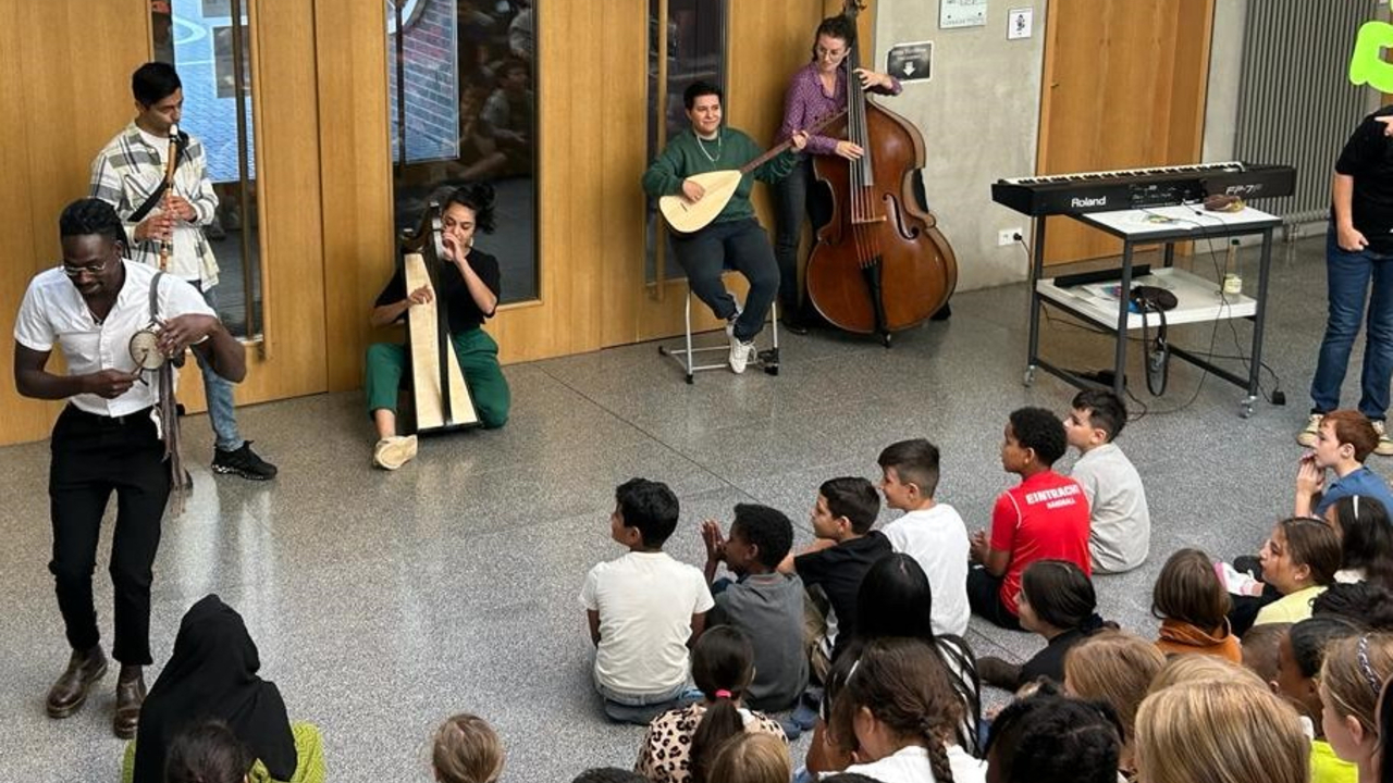 Foto: Wir singen im Foyer © Bridges