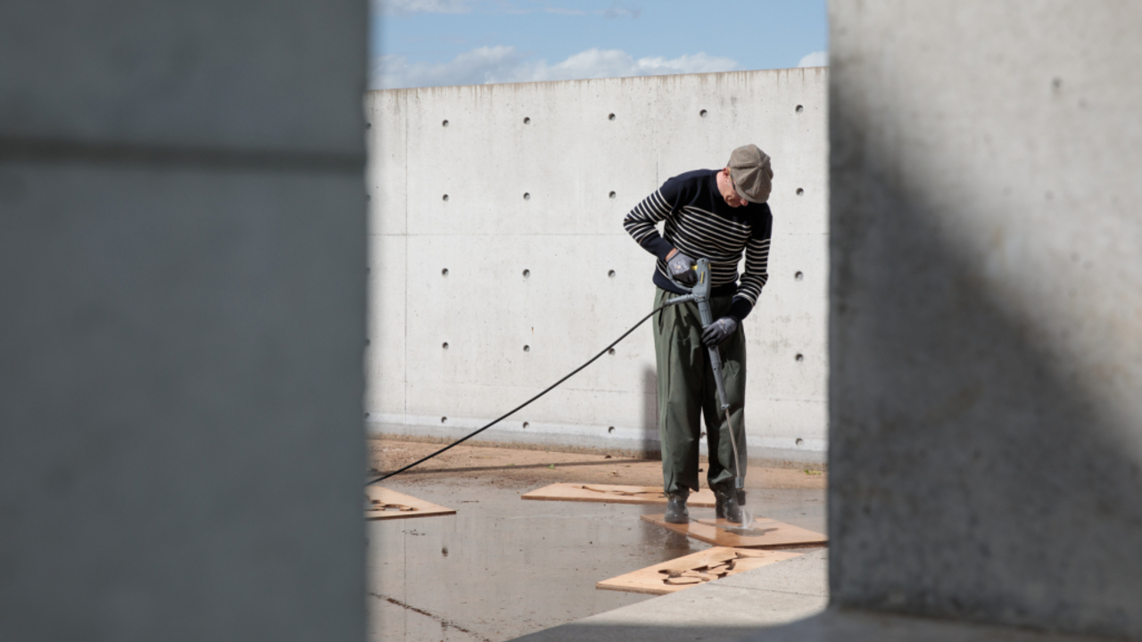 Foto: Klaus Dauven greift zum Dampfstrahler statt Stift und Papier © Bernd Nörig