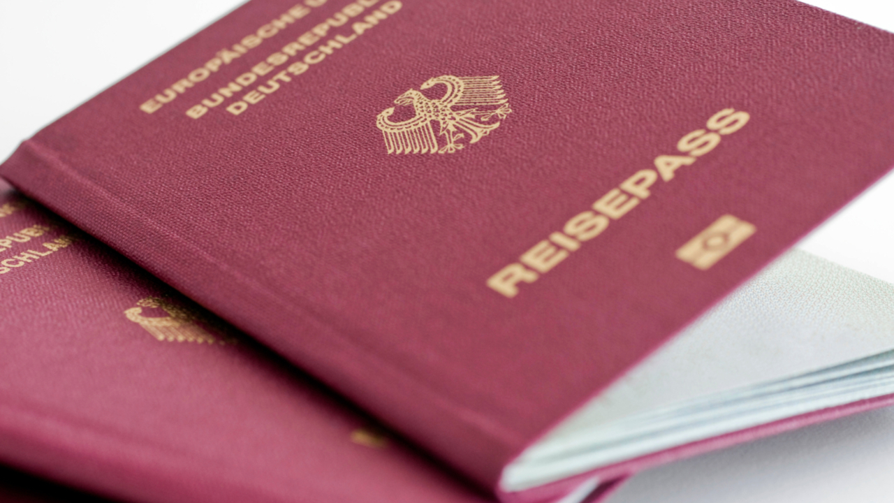 Foto: Begehrtes Gut zur Reisezeit  © Adobe Stock/styleuneed