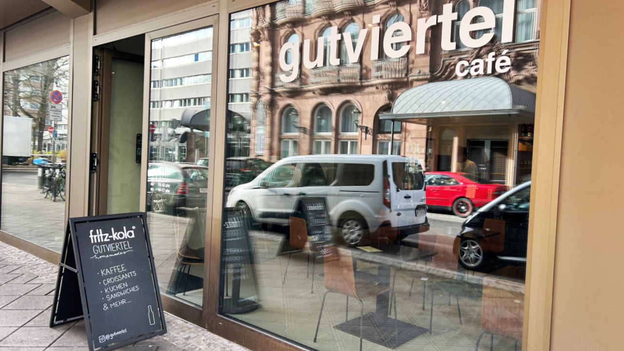 Foto: Das Gutviertel ist eines von vielen Cafés in Frankfurt mit einem Stopper vor der Tür © liv