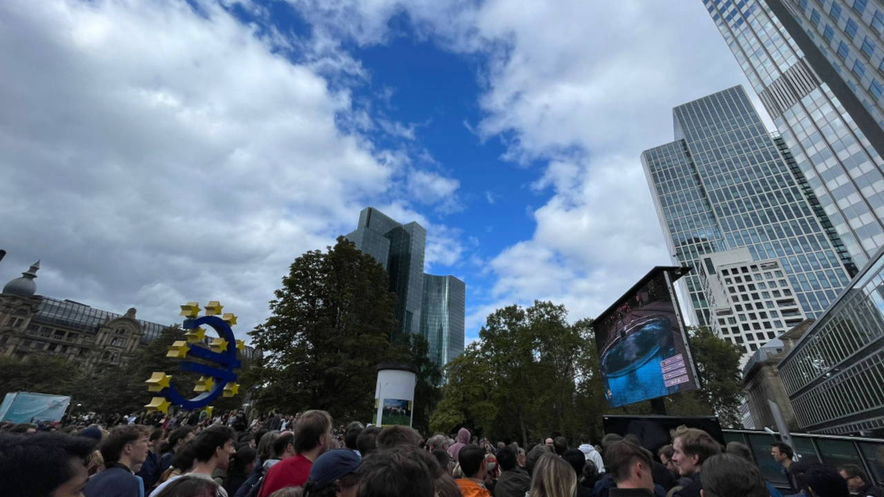 Foto: Wer es nicht ganz vorne an die Absperrung geschafft hat, konnte die Disziplinen auf der Leinwand verfolgen  © red