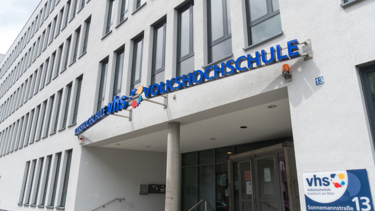 Foto: Die Volkshochschule Frankfurt bietet regionale Angebote zum Digitalgipfel 2024 © Adobestock/cineberg