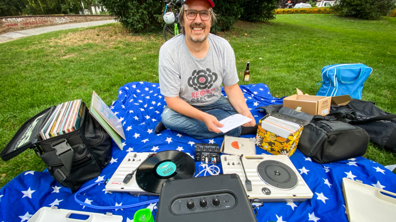 Foto: Holger Menzel beim „Vinyl Picnic“ im Günthersburgpark © Privat