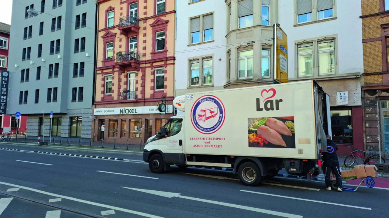 Foto: Verkehrsteilnehmer konkurrieren um den knappen Raum © Luca Abby