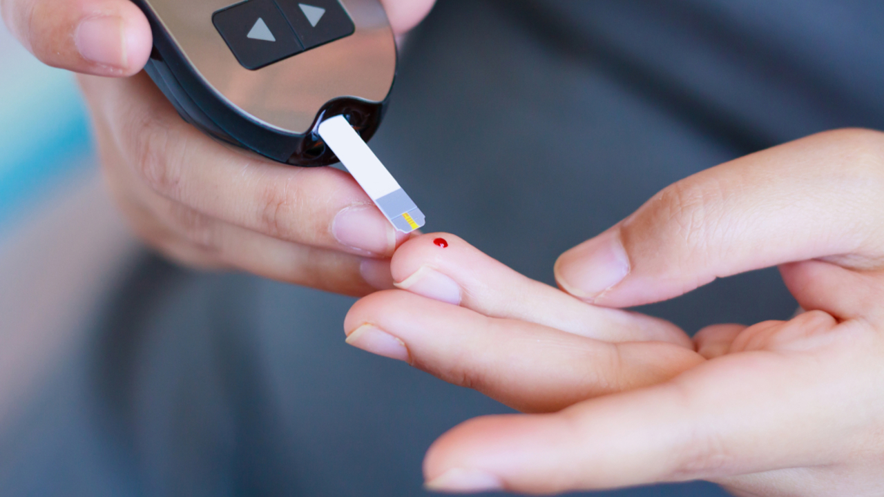 Foto: Glukosetest bei einer  Diabetes-Erkrankung ©Adobestock/ Kwangmoozaa