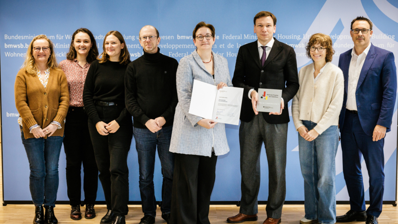 Foto: Urkundenübergabe durch Bundesministerin Klara Geywitz und Staatssekretär Sören Bartol mit Stadtrat Mikael Horstmann und Mitarbeitenden der städtischen Stabsstellen © BMWSB/Reinaldo Coddou H. 2024