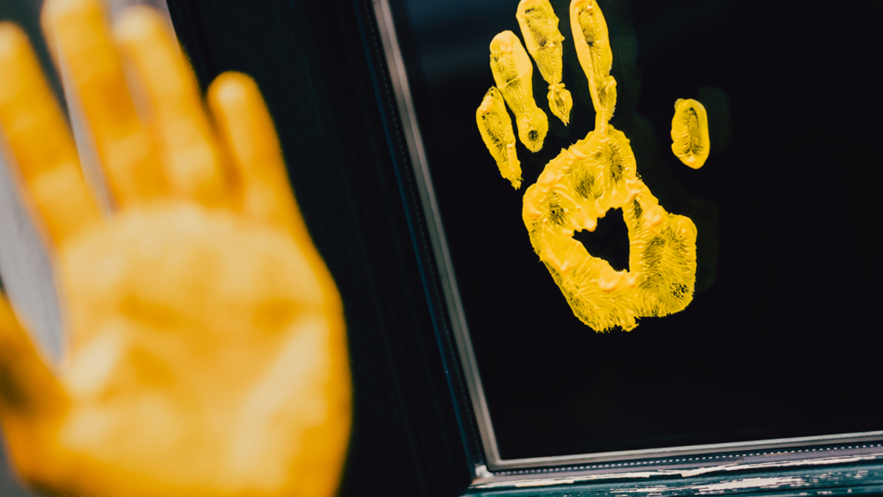 Foto: Gelbe Hand, hier mit Herz: Dieses Zeichen steht für Toleranz und gegen Diskriminierung. Dahinter steckt der Wettbewerb „Gelbe Hand“, bei dem sich Azubis aus Frankfurt mit kreativen Ideen gegen Rechts bewerben können © IG BAU | Nils Hillebrand