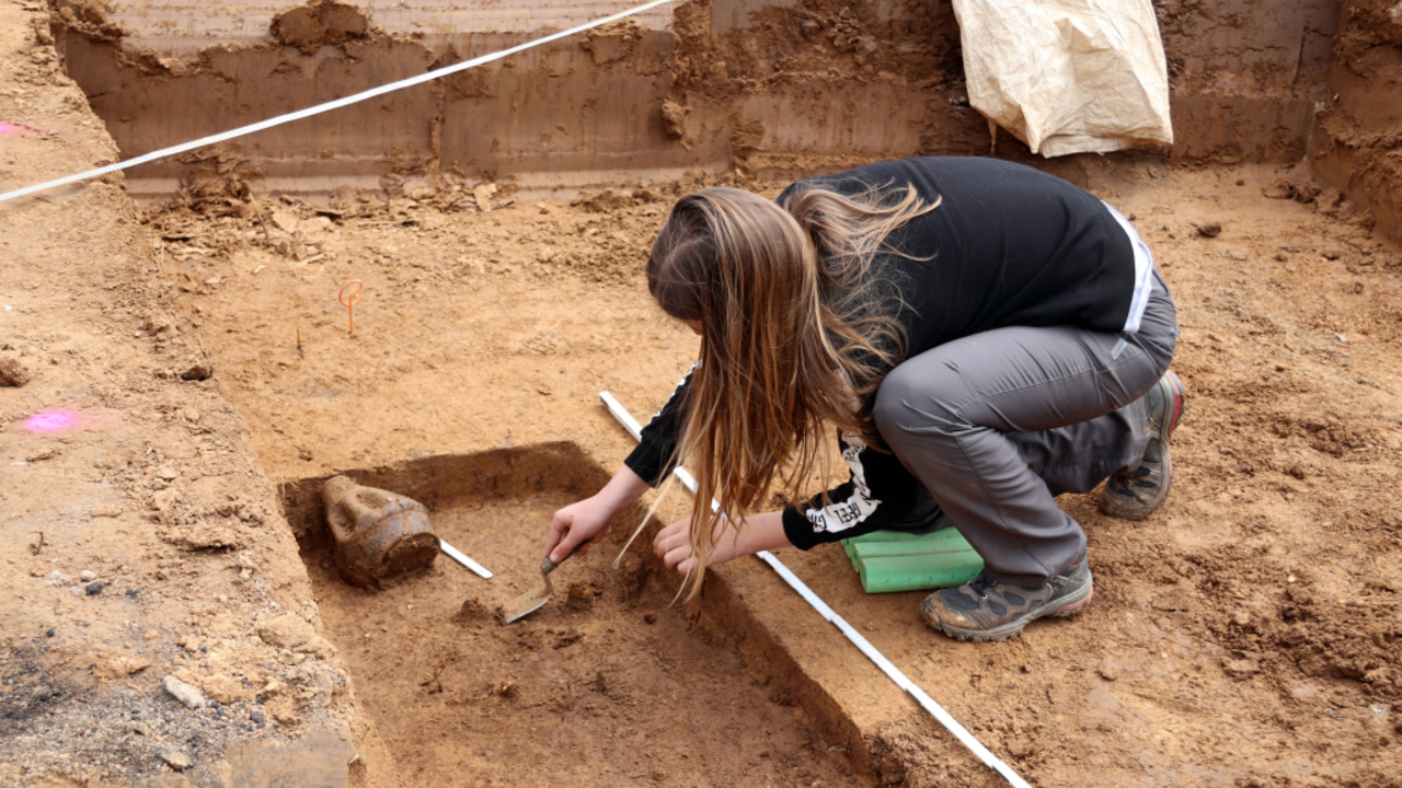 Foto: Die Freilegung des Grabes © Denkmalamt Stadt Frankfurt/Michael Obst