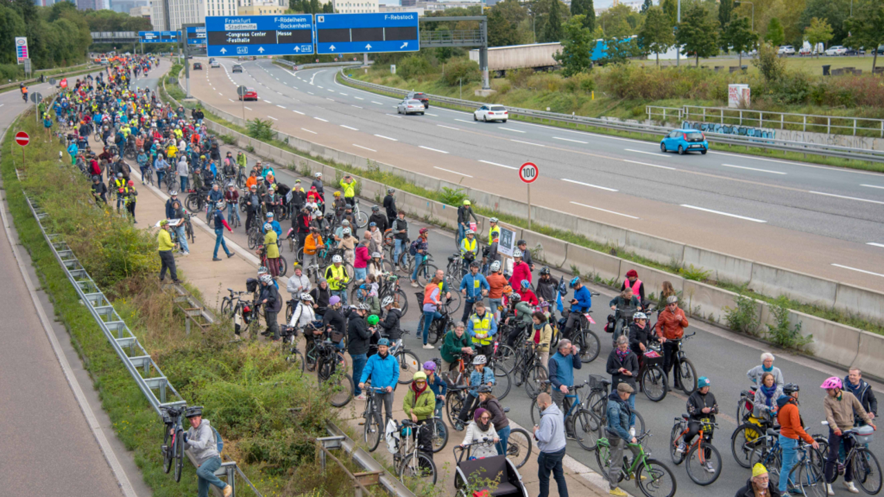 Foto: Rund 4000 Menschen protestierten im September gegen den geplanten A5-Ausbau © Bernd Kammerer