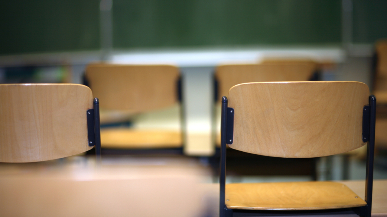 Foto: Das neue Schulgebäude kann bald saniert werden © Adobestock/ MAK