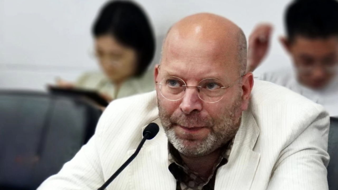 Foto: Alexander Schnell, Professor für Philosophie und Phänomenologe sowie Experte für Themen wie Bildhaftigkeit, Erscheinung und Schein © Denkbar