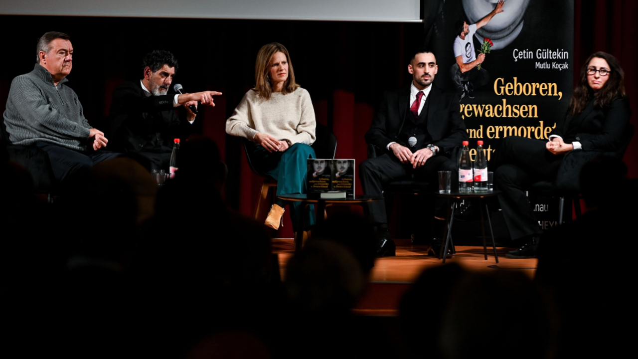 Foto: Çetin Gültekin (2.v.l.) und Mutlu Koçak (2.v.r.) bei der Buchvorstellung in Hanau © picture alliance / Hasan Bratic | Hasan Bratic