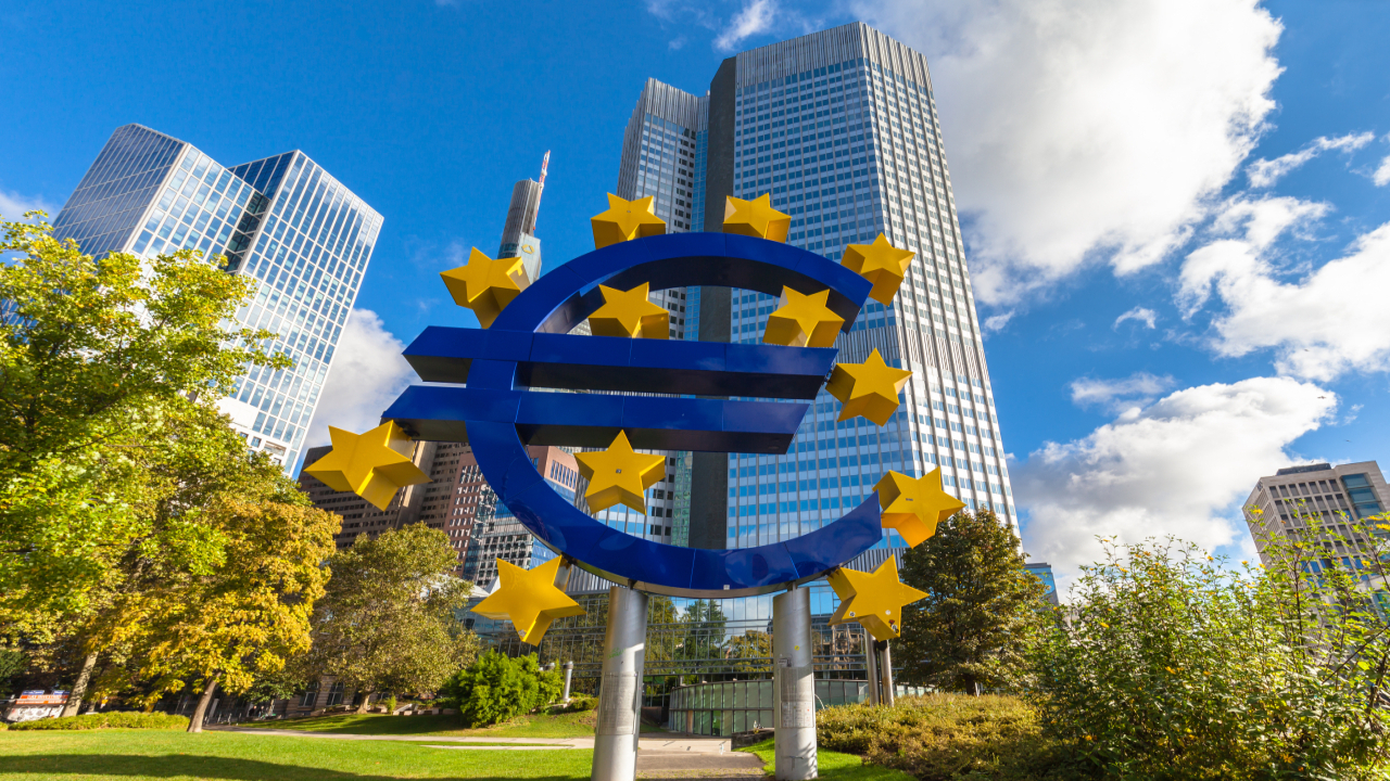 Foto: Das Euro-Symbol auf dem Frankfurter Willy-Brandt-Platz © Adobestock/ Peter Stein
