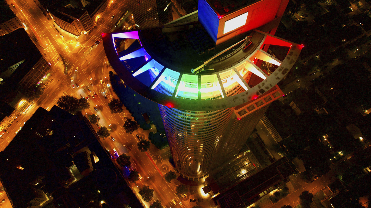 Foto: Die bunt beleuchtete Krone des Westend Towers ist ein neues Highlight der Frankfurter Skyline. © hr