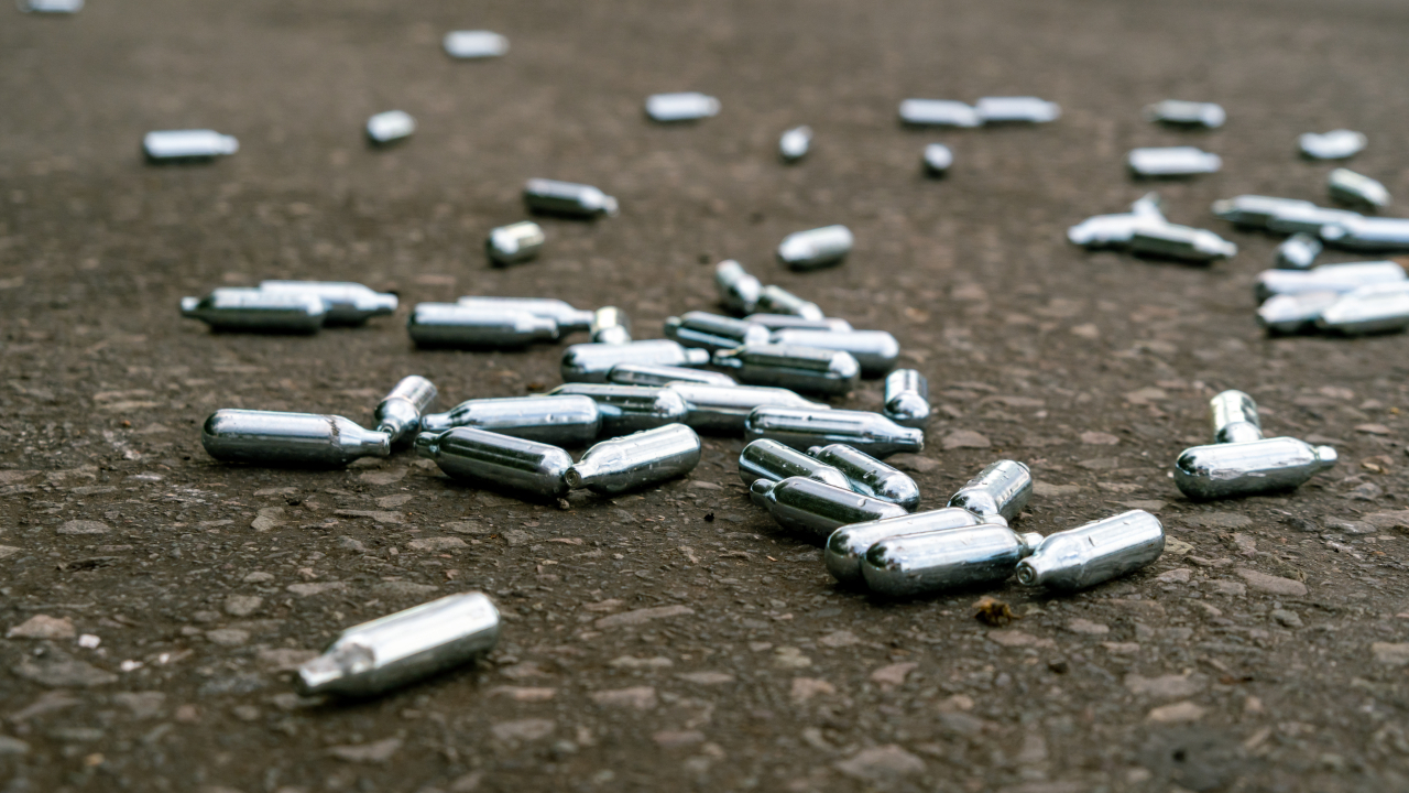 Foto: Leere Lachgaskapseln werden oft auf den Boden geworfen. © WD Stock Photos