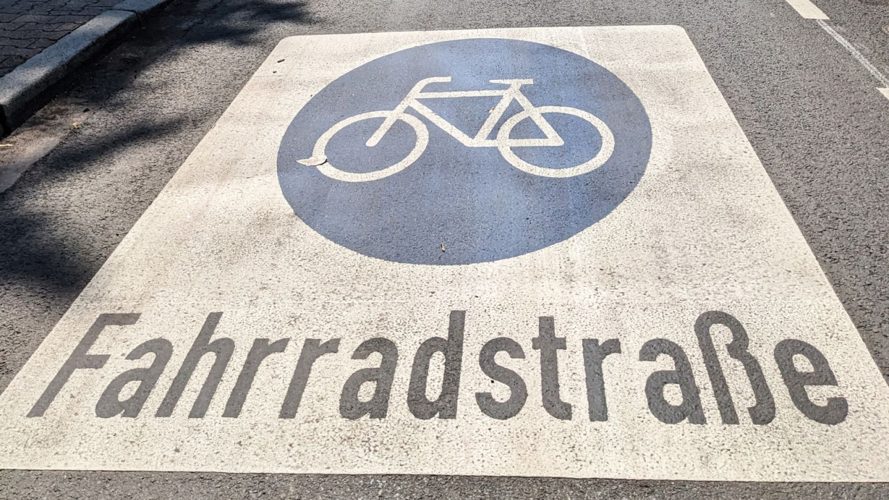 Foto: Unter anderem der Grüneburgweg wurde zur Fahrradstraße. © ReLUT
