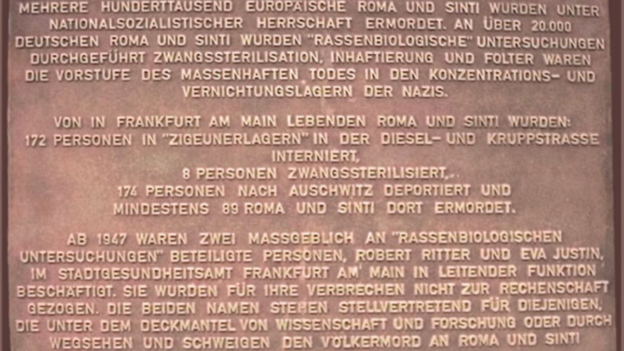 Foto: Die Gedenktafel in der Braubachstraße erinnert an die im Nationalsozialismus ermordeten Sinti und Roma. © Dagmar Priepke