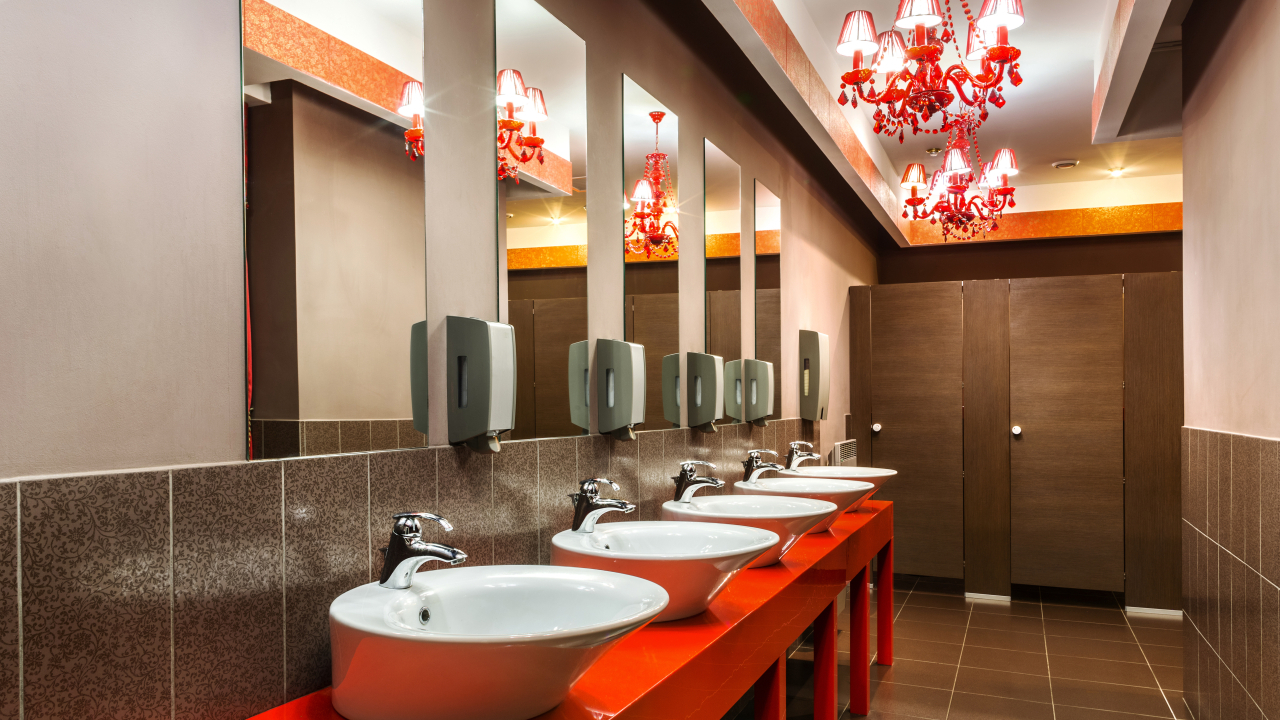 Foto: Einige Restaurant-Toiletten sollen künftig öffentlich zugänglich sein. © Adobe Stock/nazarovsergey