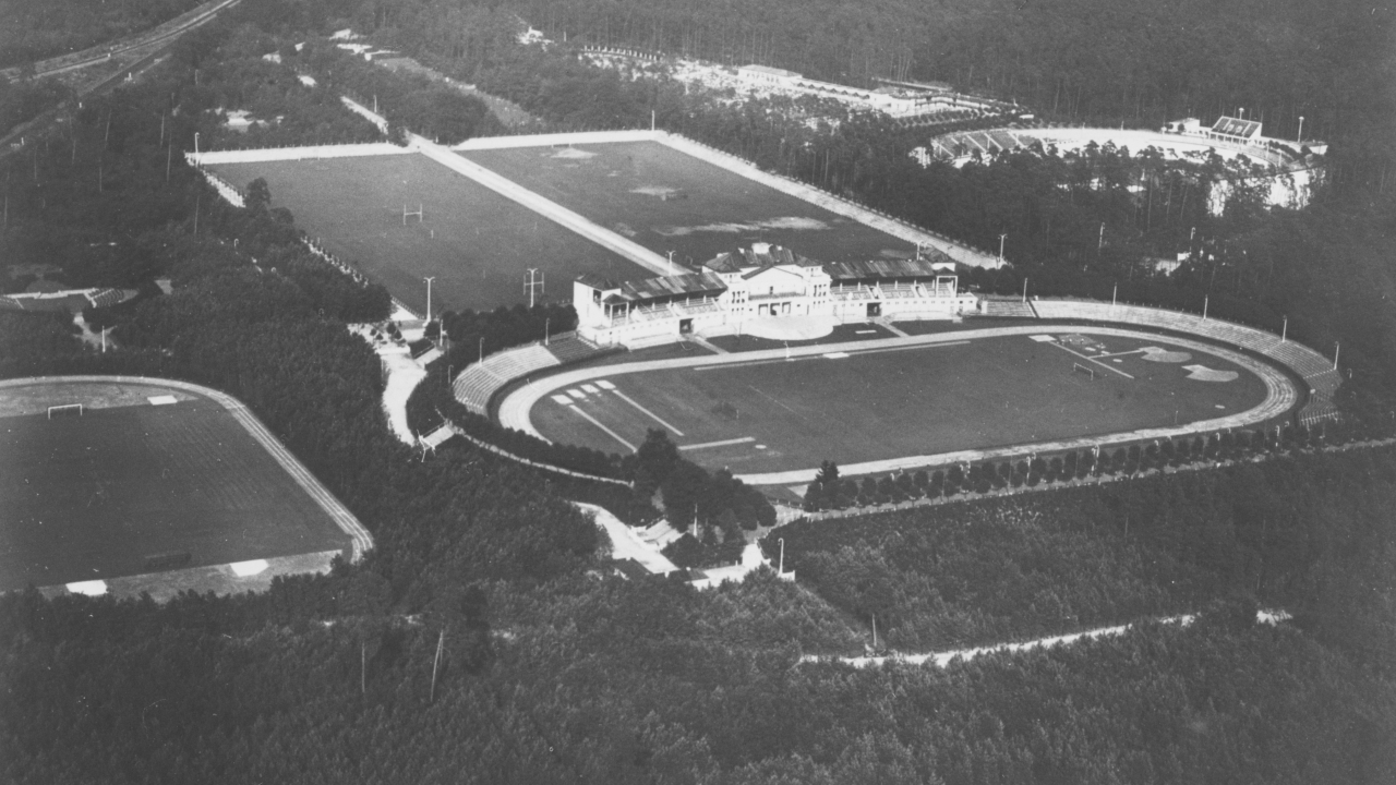 Foto: Die Hauptribüne des damaligen Waldstadions © Institut für Stadtgeschichte Frankfurt am Main