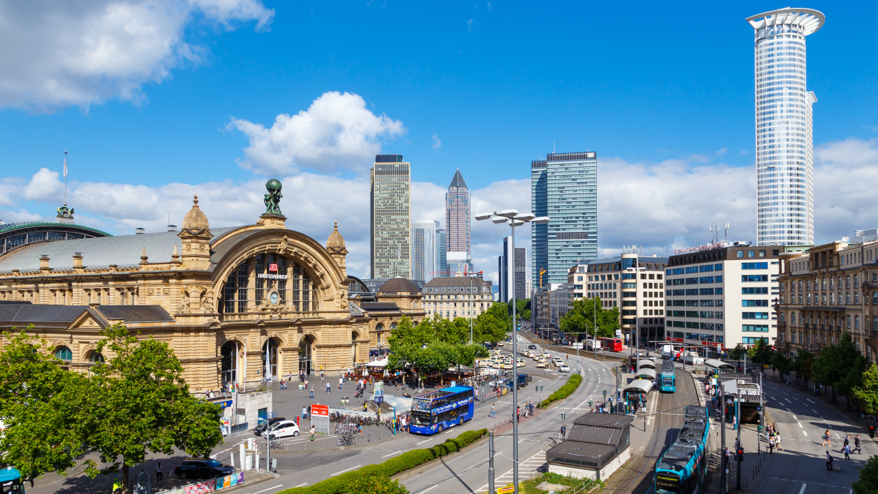 Foto: Hier ist ein Knotenpunkt des Frankfurter Verkehrs: der Hauptbahnhof © Adobestock/ Branko Srot