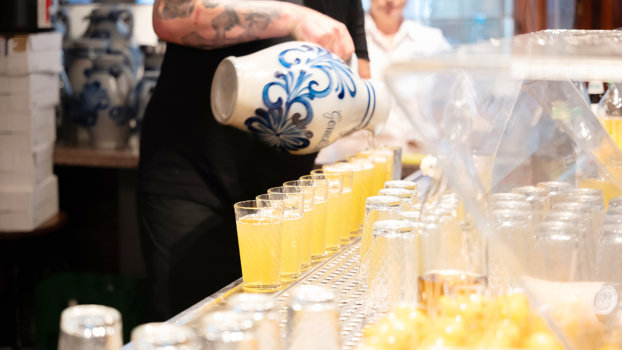 Foto: Ein Äppler auf dem Wäldchestag zu trinken ist am Pfingstdienstag für einige schon früher möglich. © visitfrankfurt/Isabela Pacini
