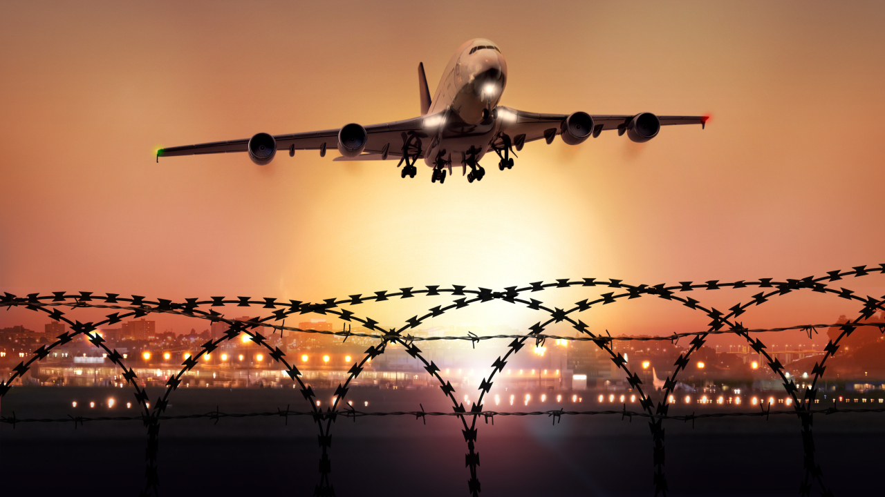 Foto: Abschiebungen finden oft am Flughafen Frankfurt statt. © Adobe Stock/pixelschoen