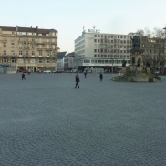 Buch über „Frankfurter Wegsehenswürdigkeiten“.