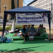 Hungerstreik vor der Indischen Botschaft