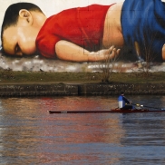 Graffiti des toten Flüchtlingsjungen am Osthafen