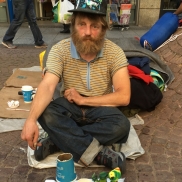 Obdachloser im Mittelpunkt des Interesses