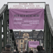 Ein Banner gegen Sexismus