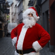 Der Weihnachtsmann beschenkt Kinder