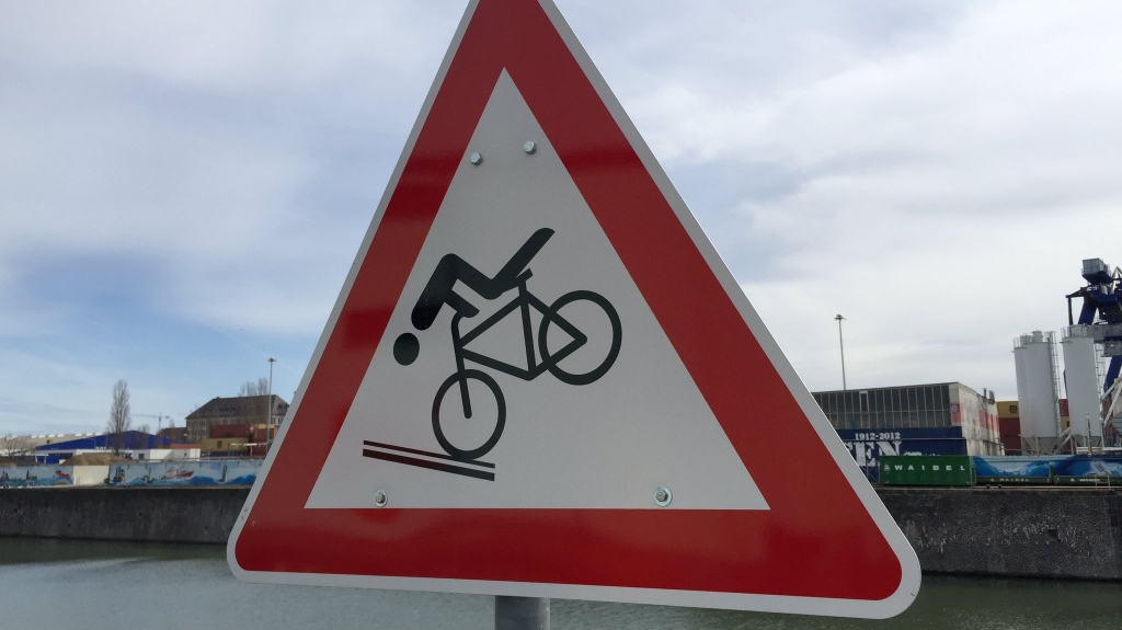Journal Frankfurt Nachrichten - Radverkehr im Osthafen wird sicherer -  Warnschilder und Markierungen angebracht