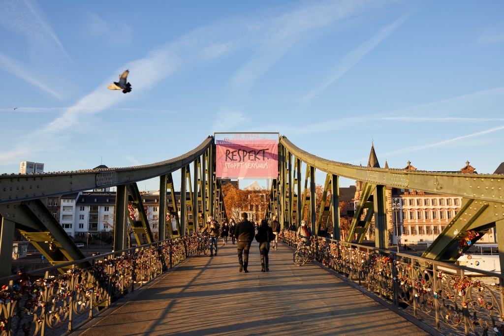 Foto: Schon 2020 machten rosafarbene Banner am Eisernen Steg auf Sexismus und sexuelle Gewalt aufmerksam. Foto: Stadt Frankfurt