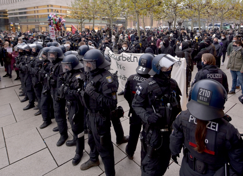 Foto: Archivbild: Im Dezember 2020 musste die Polizei mehrere kleine „Querdenken“-Demonstrationen in der Stadt auflösen. Foto: Bernd Kammerer