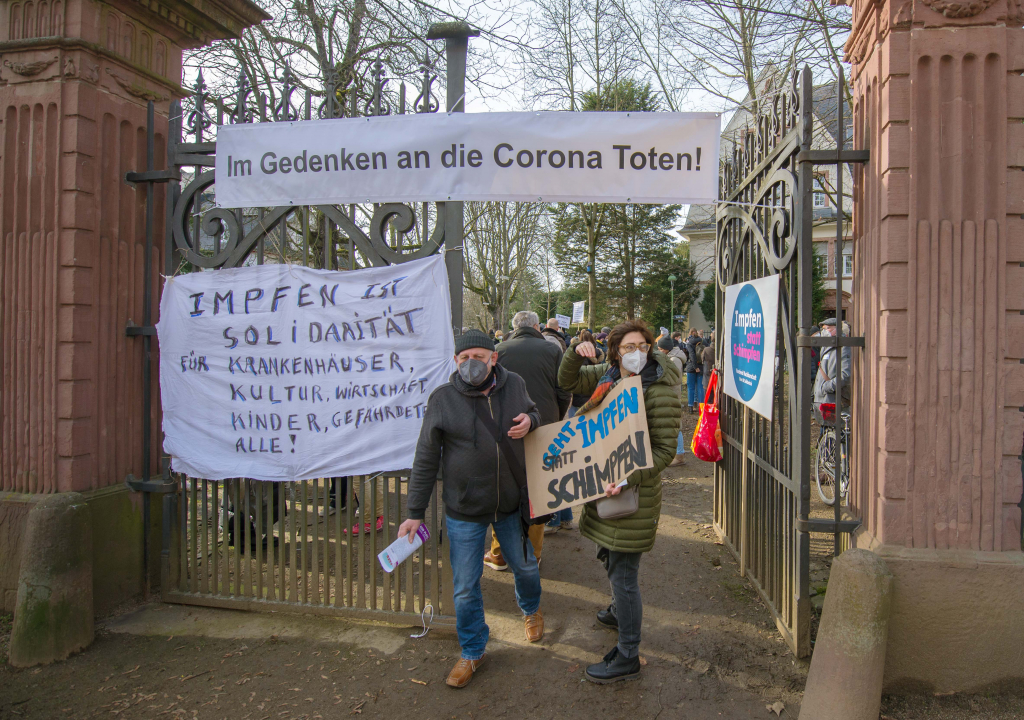 Foto: Im Nordend finden regelmäßig Gegenproteste zu den Querdenker-Spaziergängen statt. © Bernd Kammerer Foto: Im Nordend finden regelmäßig Gegenproteste zu den Querdenker-Spaziergängen statt. © Bernd Kammerer