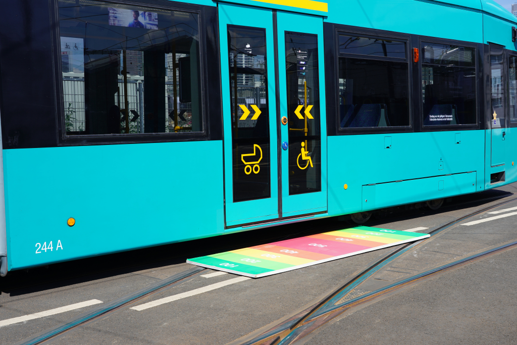 Foto: Bei der Tram-EM muss unter anderem mit einer Tür passgenau über einer Punktetafel gehalten werden. Foto: VGF GmbH
