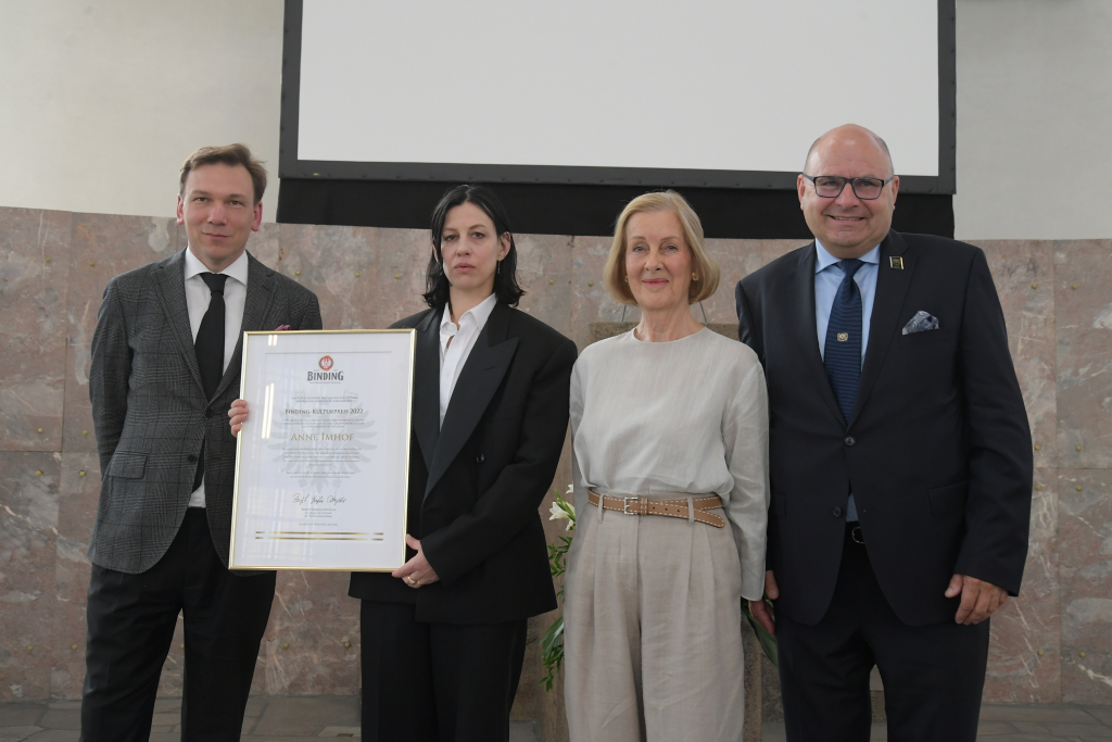 Foto: v.l.n.r.: Mikael Horstmann, Anne Imhof, Bergit Gräfin Douglas und Otto Völker bei der Preisverleihung. © Binding Brauerei AG Foto: v.l.n.r.: Mikael Horstmann, Anne Imhof, Bergit Gräfin Douglas und Otto Völker bei der Preisverleihung. © Binding Brauerei AG