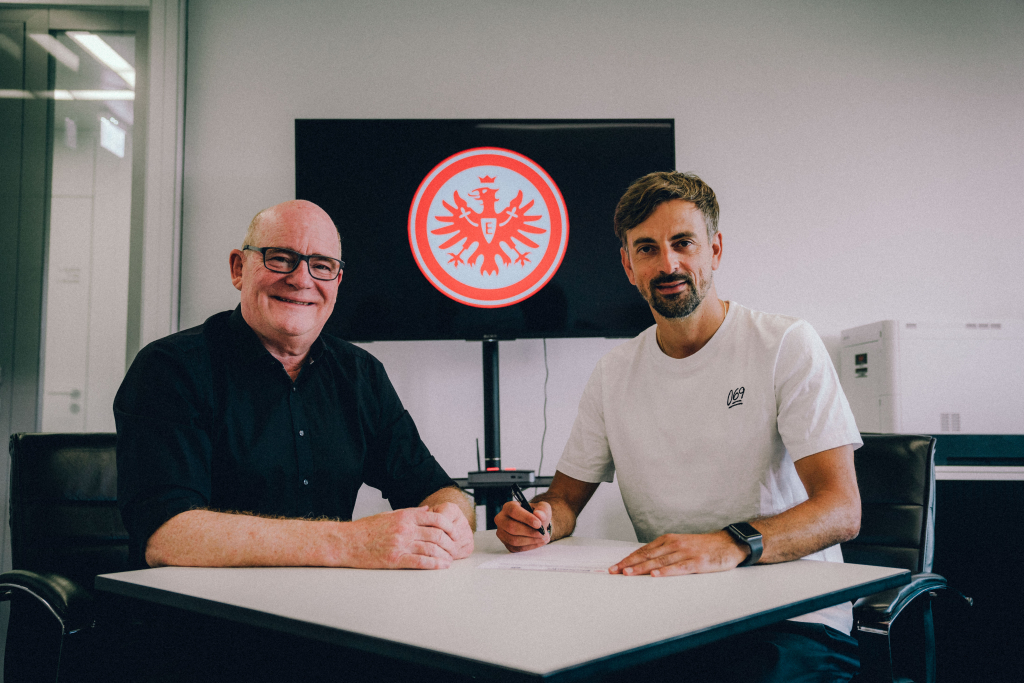 Foto: Niko Arnautis (r.) ist der dienstälteste Trainer der Frauen-Bundesliga. Foto: Eintracht Frankfurt Foto: Niko Arnautis (r.) ist der dienstälteste Trainer der Frauen-Bundesliga. Foto: Eintracht Frankfurt