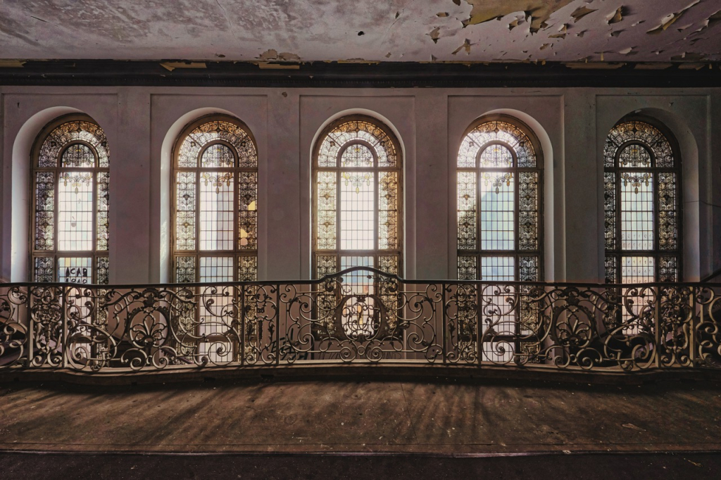 Foto: Die Fenster der Eingangshalle von 1914 sind immer noch erhalten. Foto: Ulrich Mattner