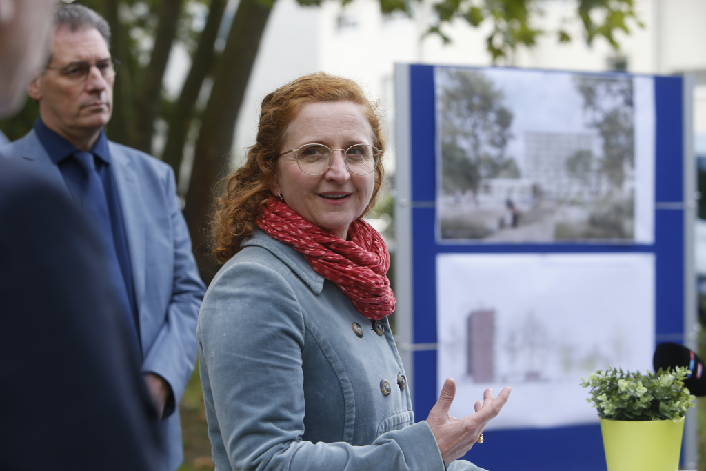 Foto: Sozialdezernentin Elke Voitl erklärt das neue Housing-First-Projekt für ehemalige Obdachlose in Sossenheim, © Stadt Frankfurt am Main, Foto: Maik Reuß