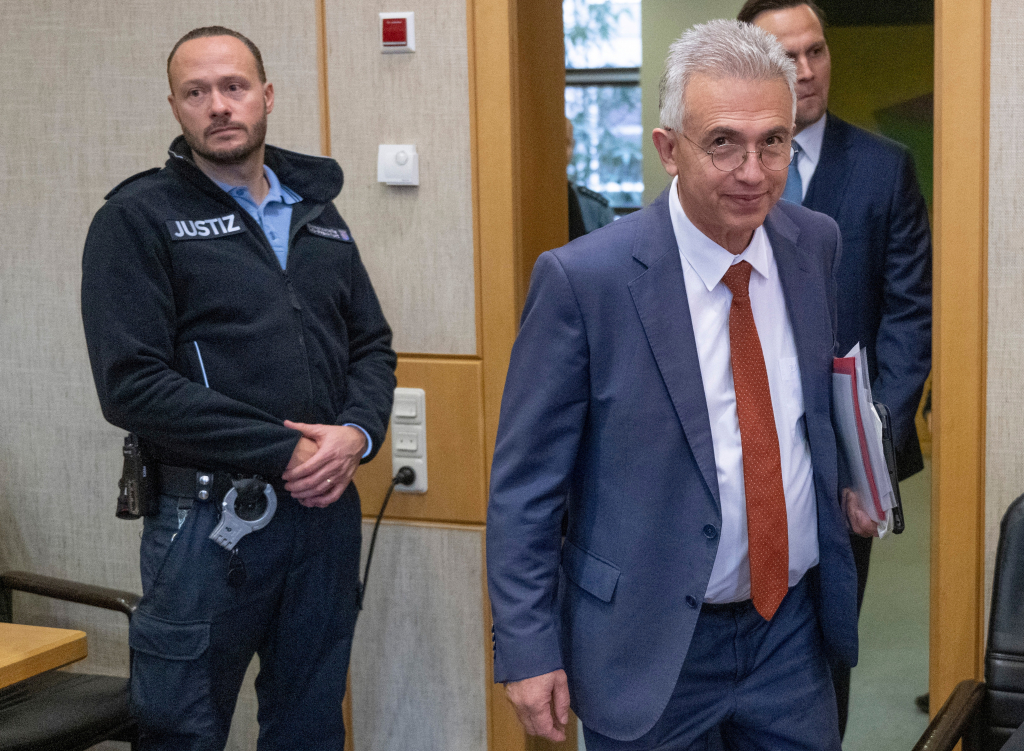 Foto: Peter Feldmann betritt den Gerichtssaal. Hinter ihm folgt sein neuer Verteidiger Christian Graßie. © picture alliance / REUTERS | POOL New
