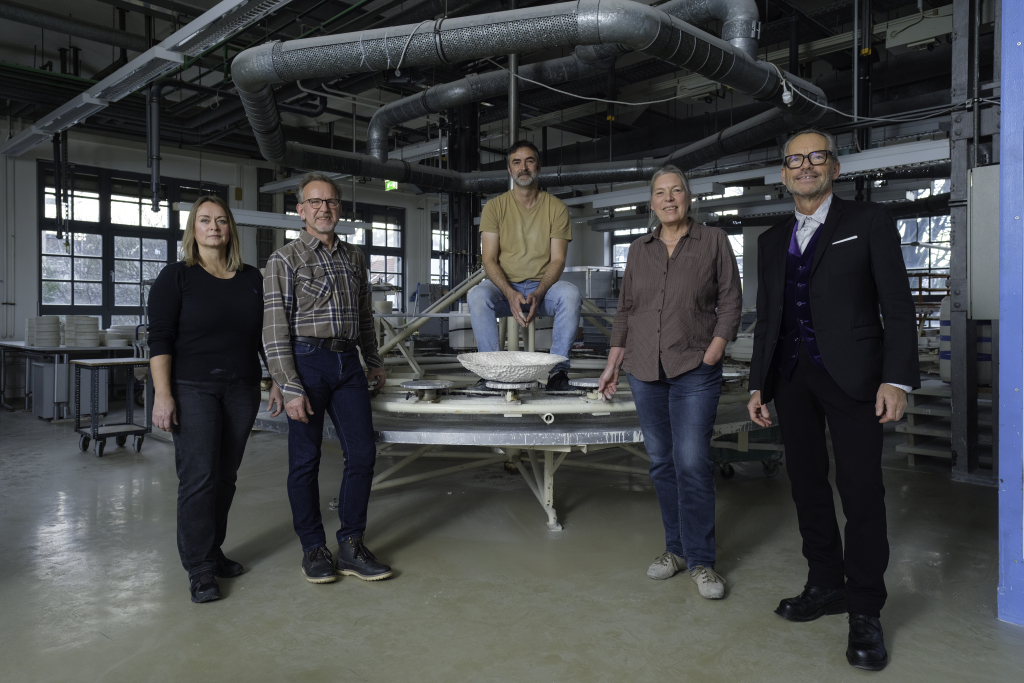 Foto: Das verbleibende Team der Manufaktur (v.l.n.r.): Sylke Bosse, Steffen Taubhorn, André Haase, Regina Raffel mit HfG-Präsident Bernd Kracke. Im Mittelpunkt eine Schale der Künstlerin Felicithas Arndt. © Dirk Ostermeier Foto: Das verbleibende Team der Manufaktur (v.l.n.r.): Sylke Bosse, Steffen Taubhorn, André Haase, Regina Raffel mit HfG-Präsident Bernd Kracke. Im Mittelpunkt eine Schale der Künstlerin Felicithas Arndt. © Dirk Ostermeier