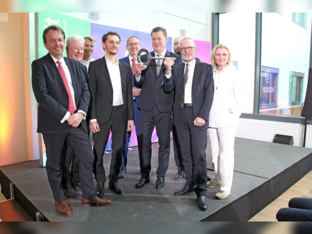 Foto: (v.l.) Vorstand der Zech Hochbau AG Frank Thiesen, Architekt Björn Bischoff, Geschäftsführer Martin Menger, Gesundheitsdezernent Stefan Majer u.a. Foto: varisano Foto: (v.l.) Vorstand der Zech Hochbau AG Frank Thiesen, Architekt Björn Bischoff, Geschäftsführer Martin Menger, Gesundheitsdezernent Stefan Majer u.a. Foto: varisano