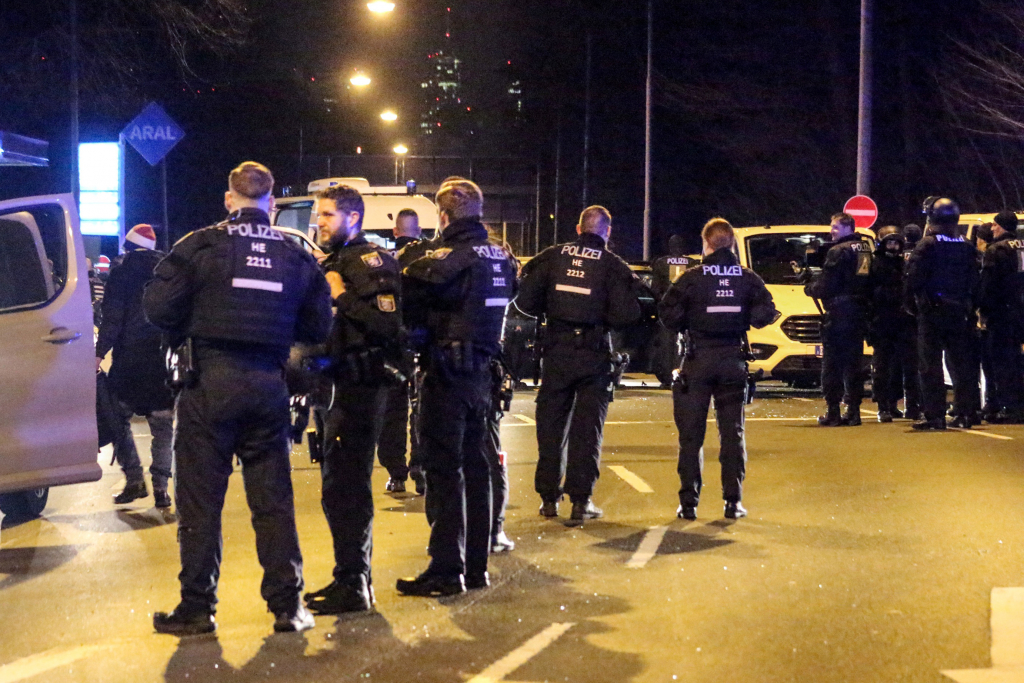 Journal of Frankfurt News – La polizia usa spray al peperoncino: disordini intorno alla partita di CL SGE contro il Napoli