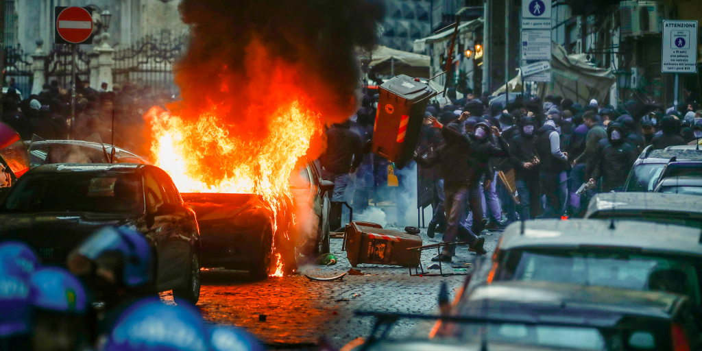 Foto: Vermummte Hooligans liefern sich in Neapel eine Straßenschlacht @dpa/ Salvatore Laporta