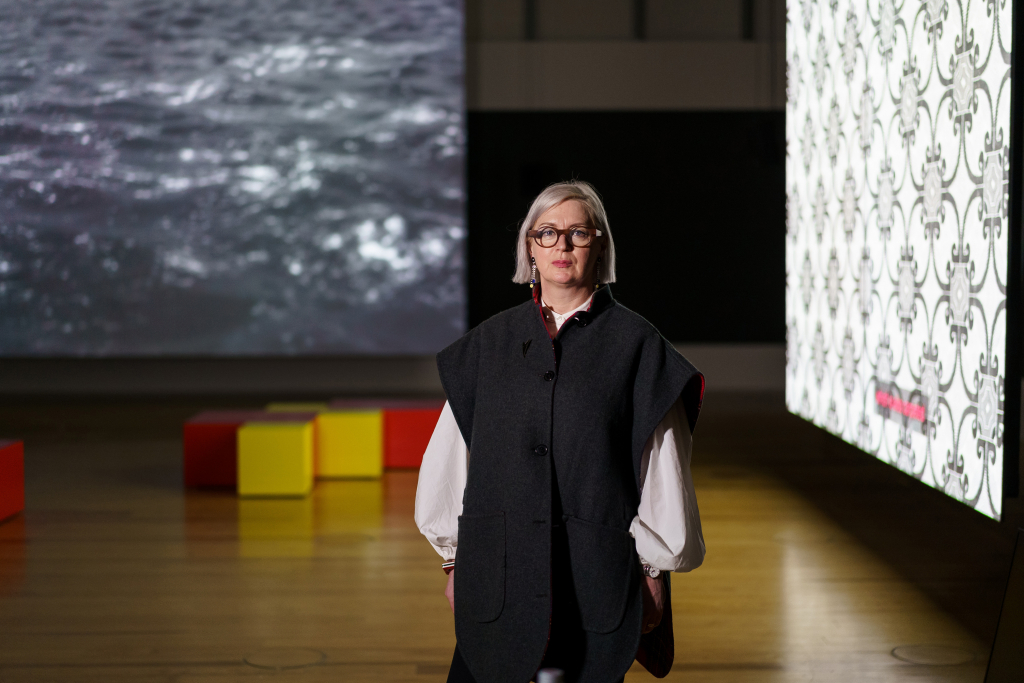 Foto: Elizabeth Price in ihrer Installation, 2023, © Schirn Kunsthalle Frankfurt 2023, Foto: Esra Klein Foto: Elizabeth Price in ihrer Installation, 2023, © Schirn Kunsthalle Frankfurt 2023, Foto: Esra Klein