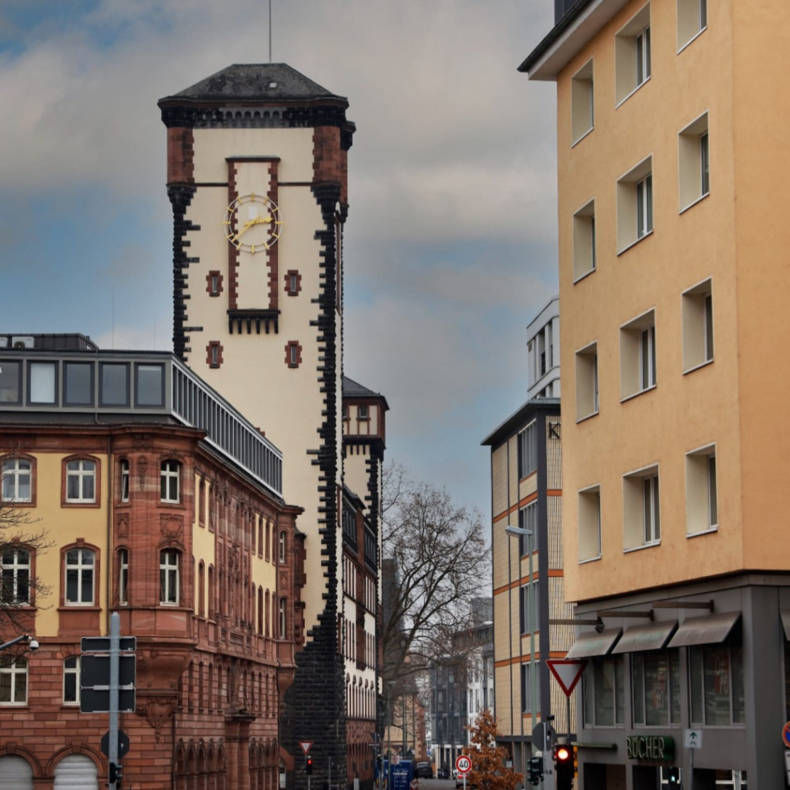 Foto: Der heutige Rathausturm mit Notdach © Harald Schröder