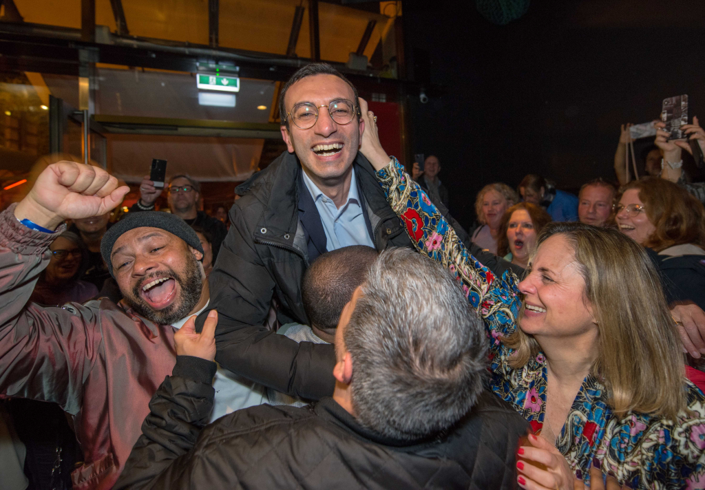 Foto: SPD-Kandidat Mike Josef feiert seinen Wahlsieg. @Bernd Kammerer